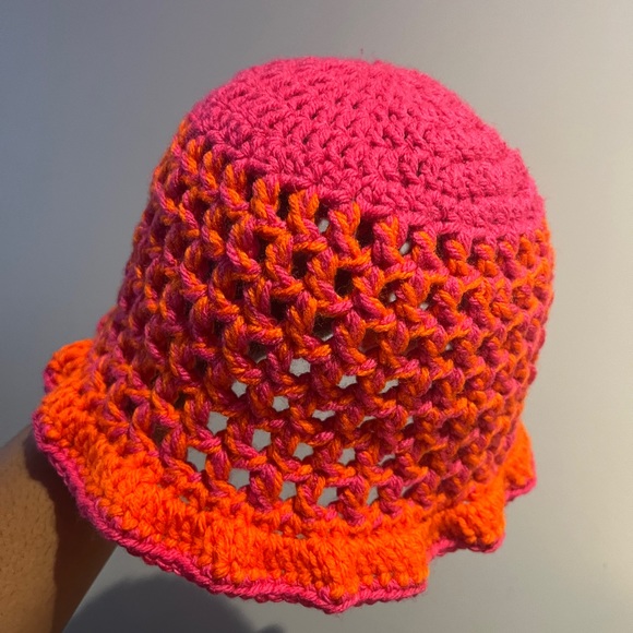 ombré crochet bucket hat 💗🧡 - Picture 3 of 4